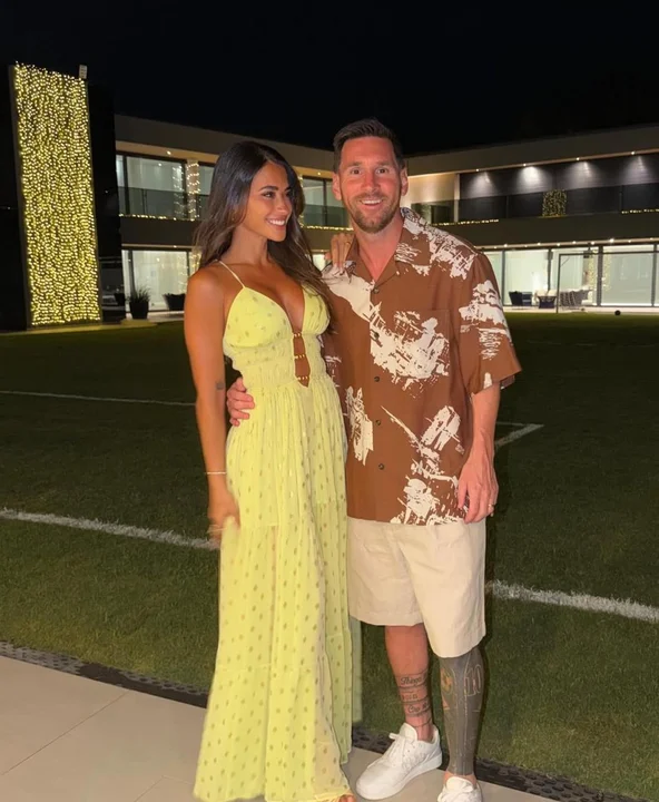 “Feliz Navidad”: el look de Messi y Antonela Roccuzzo para Nochebuena