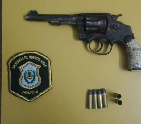 joven arma de fuego revólver