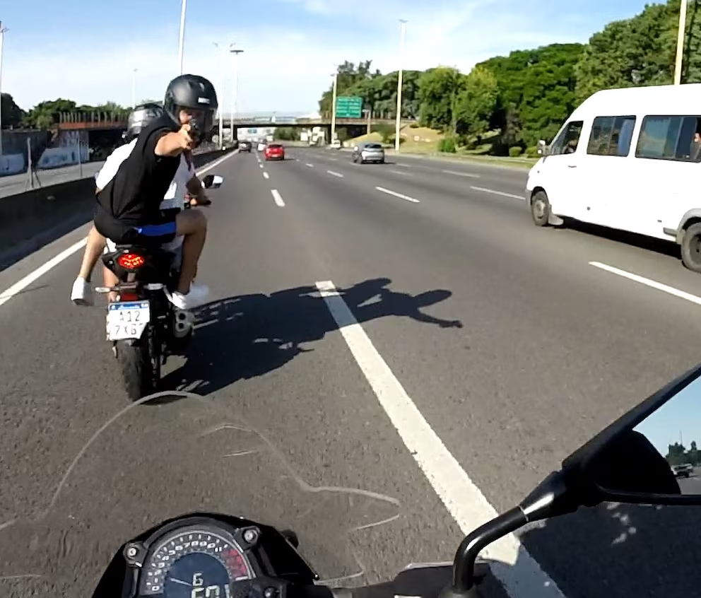 motochorros armados asaltaron ricchieri moto
