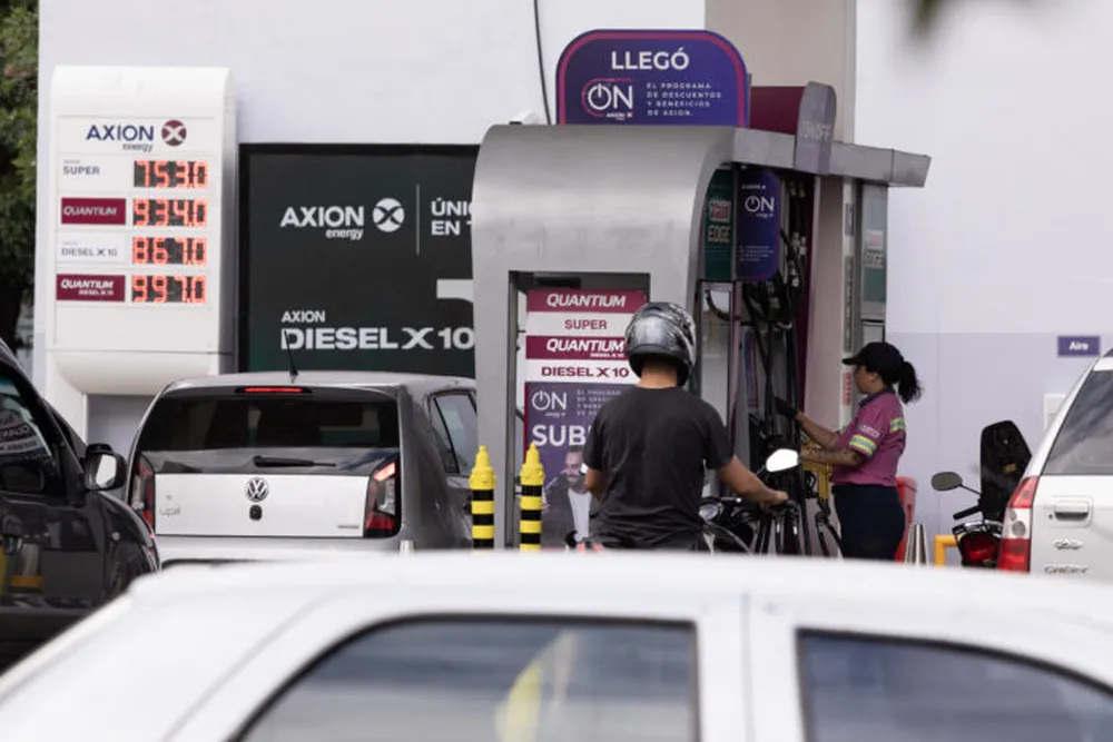 Nafta más cara: el Gobierno subió el impuesto al combustible para enero