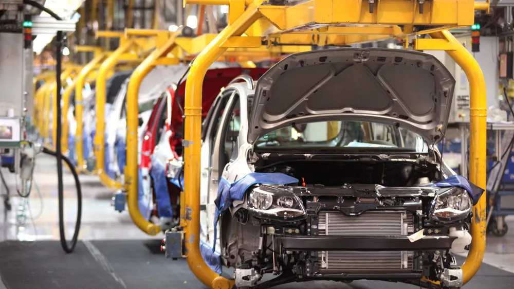 La industria automotriz cerró noviembre con fuertes caídas pero sostiene su nivel anual