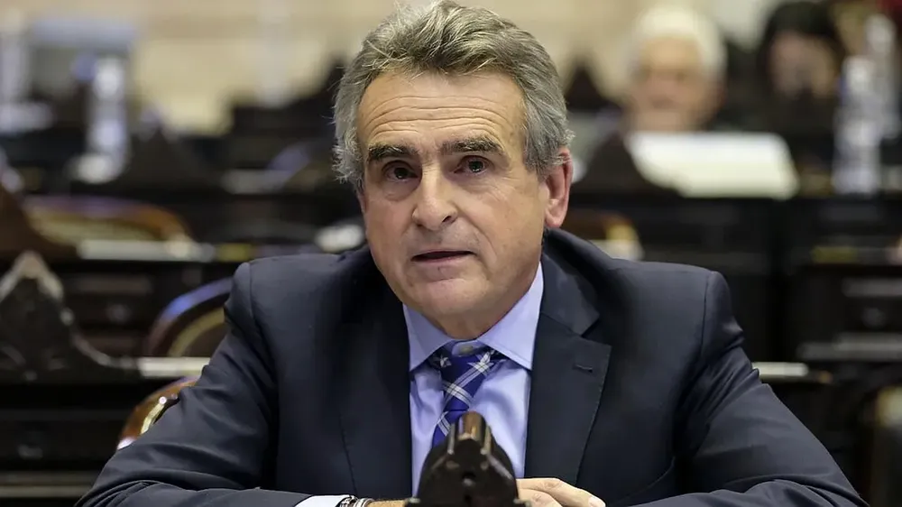 Agustín Rossi respondió a Milei y cuestionó la compra de los F-16: “No es soberanía comprar un avión que no tiene capacidad en Malvinas”