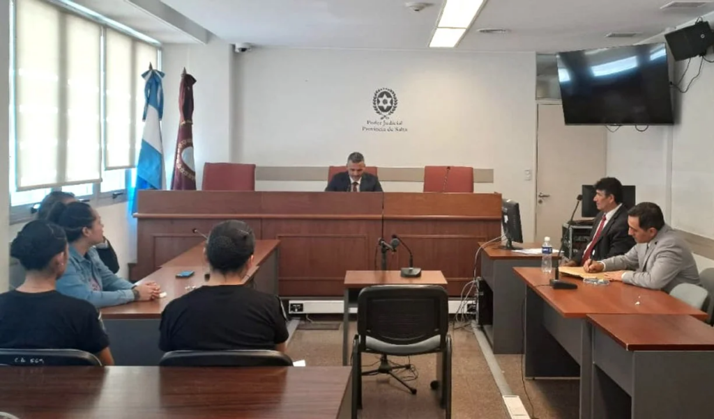 Condenaron a una mujer por rociar con alcohol a su novio en Salta