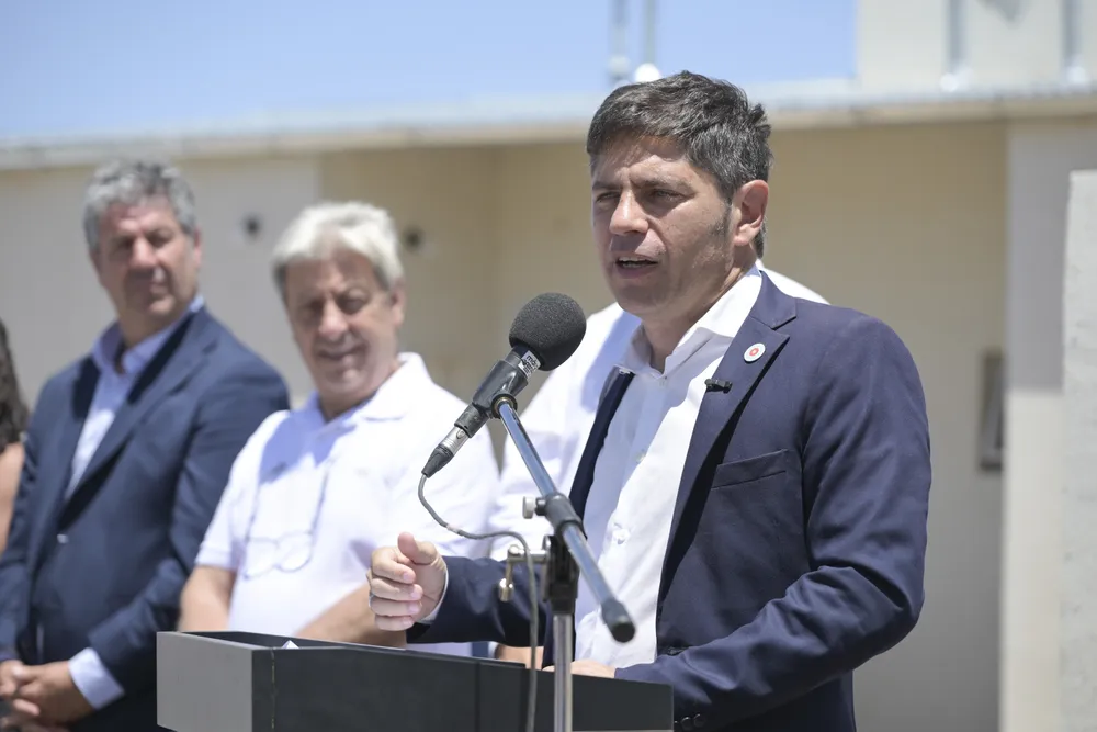 Kicillof recorrió en Bahía Blanca el avance del plan hídrico y entregó viviendas