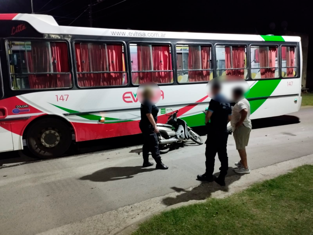 Un colectivo y un motociclista sufrieron un accidente vial en Campos Salles