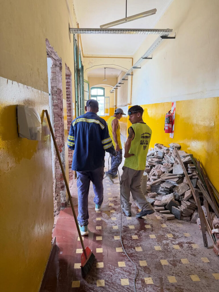 En el receso escolar y con recursos municipales, se llevan a cabo obras en 17 establecimientos educativos