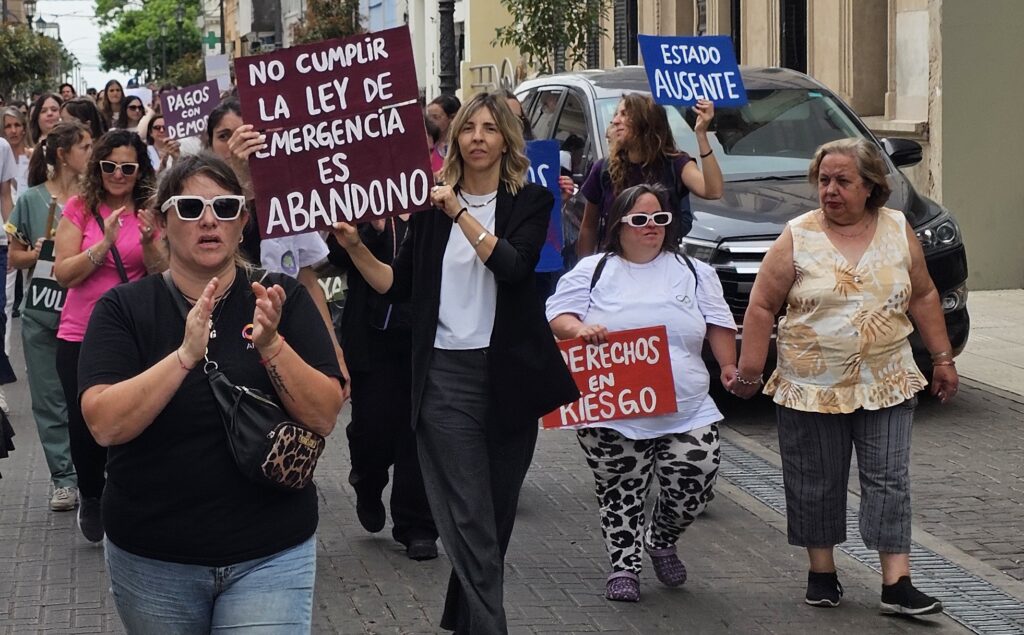 Los prestadores de discapacidad siguen cobrando con importantes demoras y crece la incertidumbre entre las familias