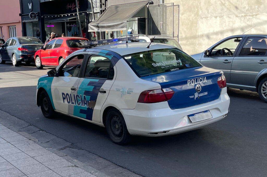 Estaba robando y su cómplice lo abandonó: la Policía lo aprehendió con múltiples elementos en Mitre al 500