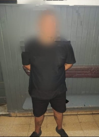 Robo, fuga y aprehensión: tres delincuentes golpearon a un hombre para llevarse su celular en barrio 14 de Abril y la Policía los capturó
