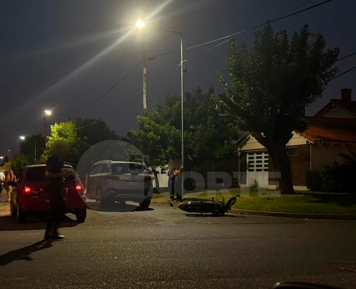 Siniestro vial entre un automóvil y una motocicleta en barrio Somisa