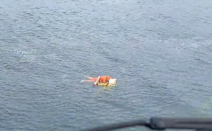 pescador sobrevivió deriva brasil naufragio
