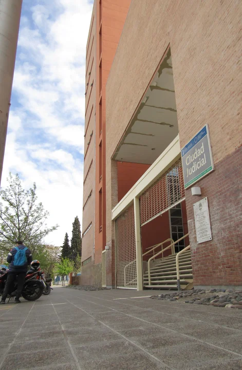 Río Negro: golpeó a su pareja hasta que no pudo desplazarse por sí misma