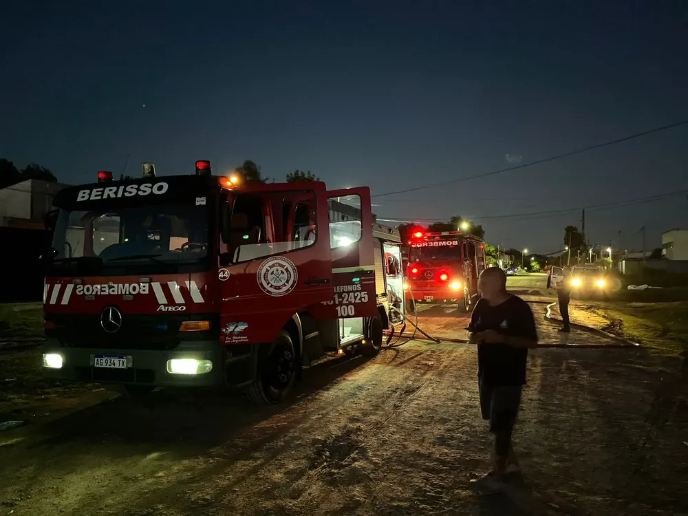 Un incendio destruyó una casa en Berisso y murió el perro de la familia