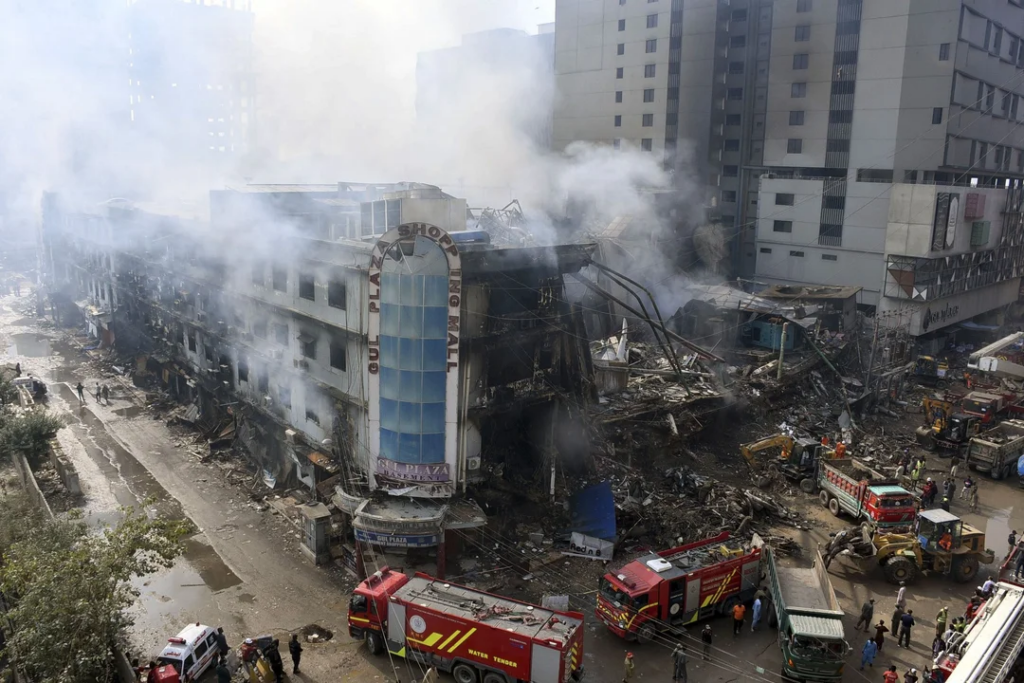 Mueren 21 personas por un incendio en un centro comercial de Pakistán