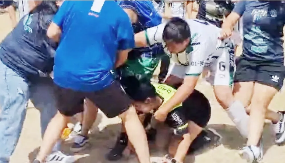 Bahía Blanca: salvaje agresión a una joven árbitra durante un partido de fútbol amateur