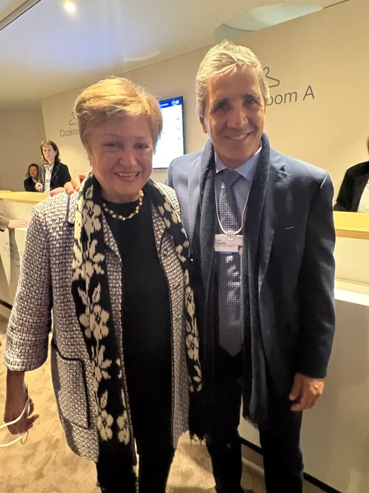 La titular del FMI se vio con Caputo y elogió la acumulación de reservas de la economía argentina