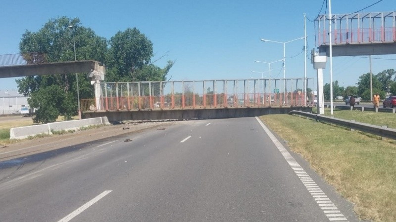 Rosario: una excavadora chocó un puente de Circunvalación y la estructura cayó sobre la ruta
