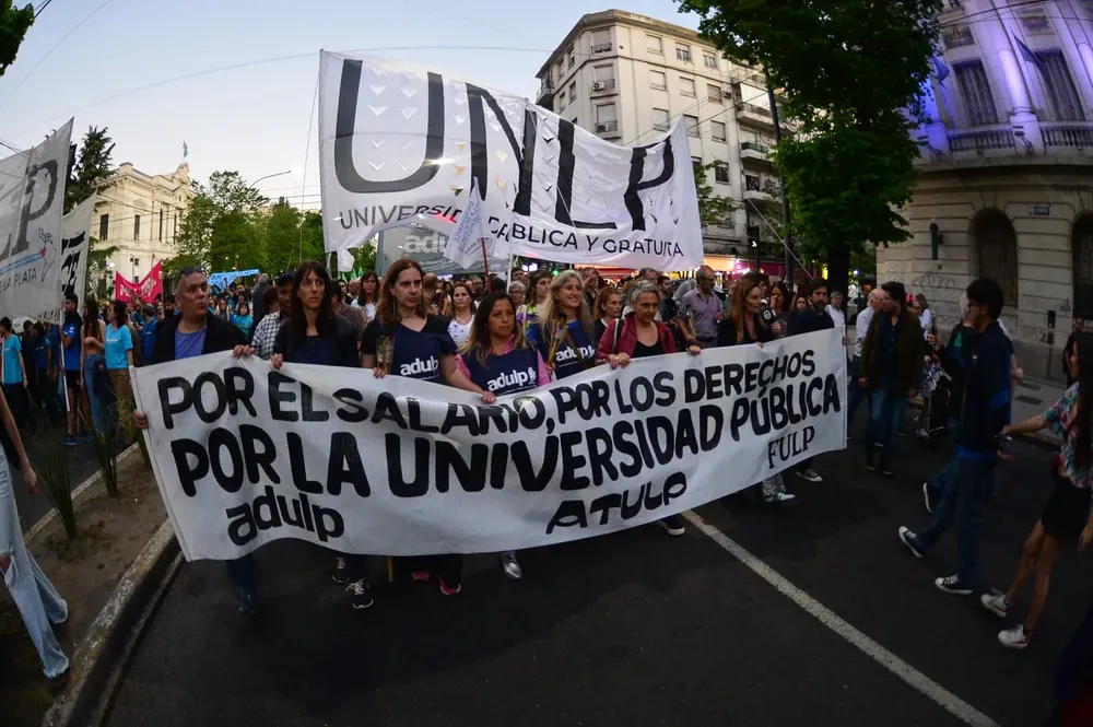 Caída del salario universitario: debería subir hasta 95% para recuperar el nivel de 2015