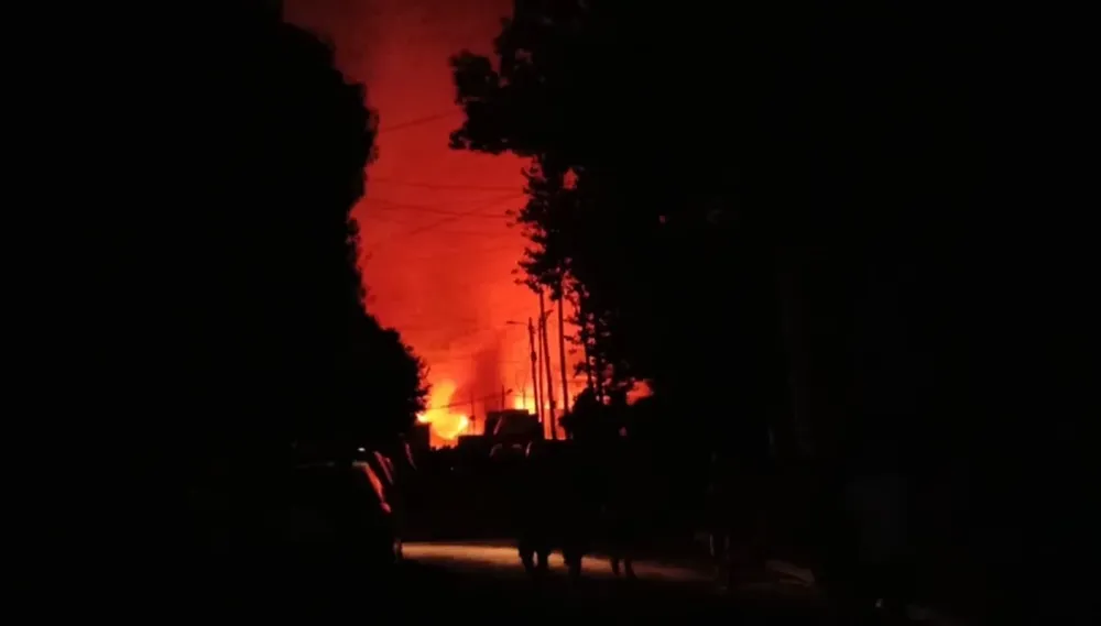 Un incendio arrasó una fábrica y obligó a evacuar vecinos en Luis Guillón