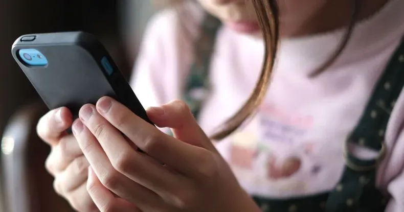 Francia acelera para prohibir las redes sociales a menores de 15 años