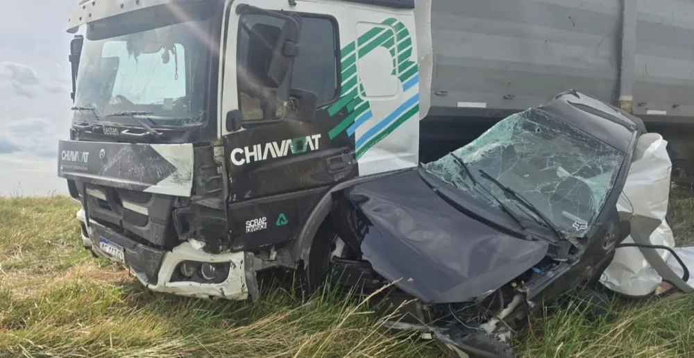 Tragedia en la Ruta 5: una madre y su hijo murieron tras un choque entre un auto y dos camiones en Chivilcoy