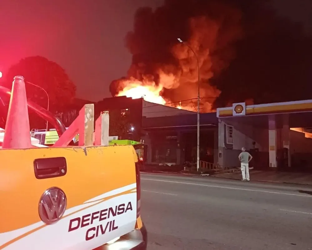 Voraz incendio en Mar del Plata destruyó un taller mecánico y una ferretería y obligó a evacuar viviendas