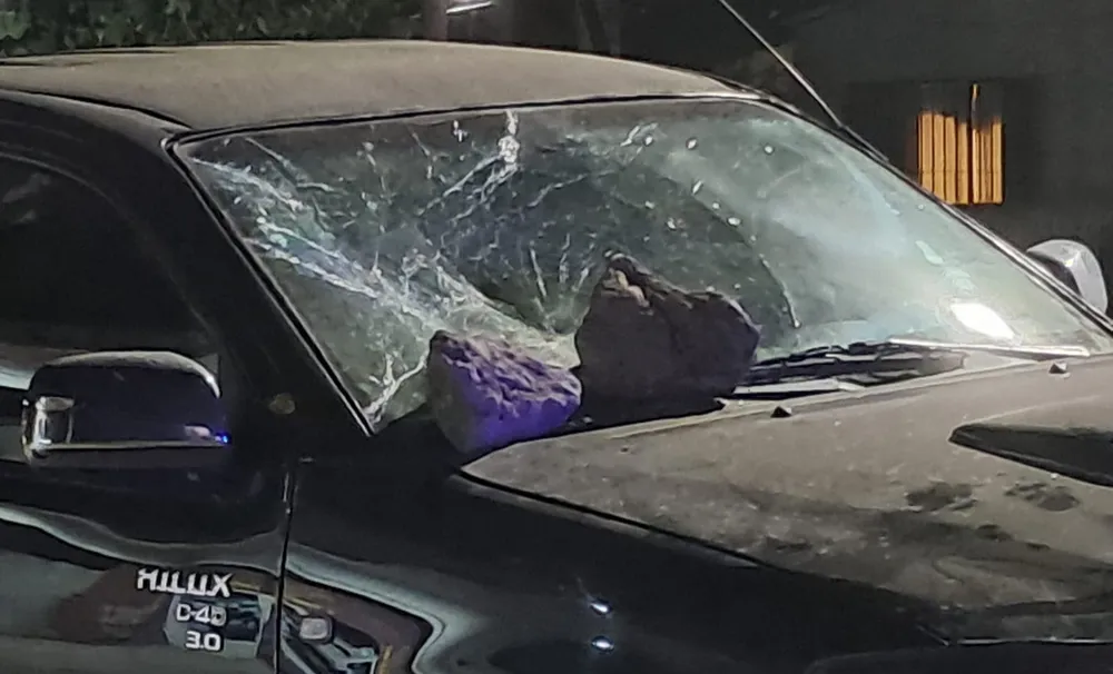 Un choque en Necochea terminó con trompadas, cascotazos y un detenido