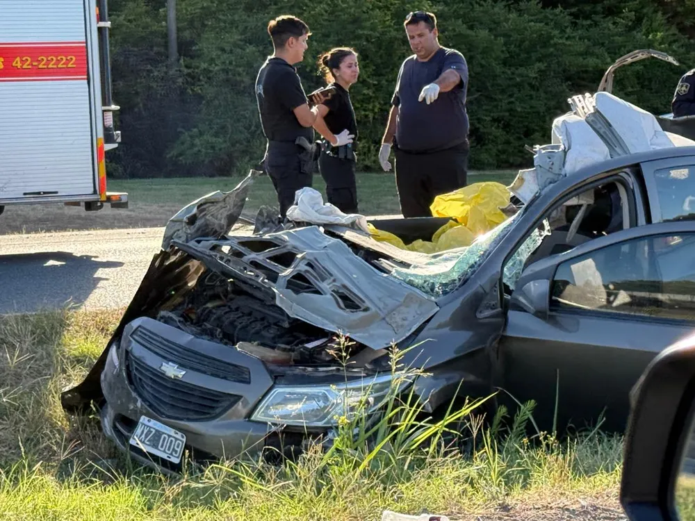 Ruta 6: un auto perdió el control mientras corría una picada, se cruzó de carril y mató a una mujer