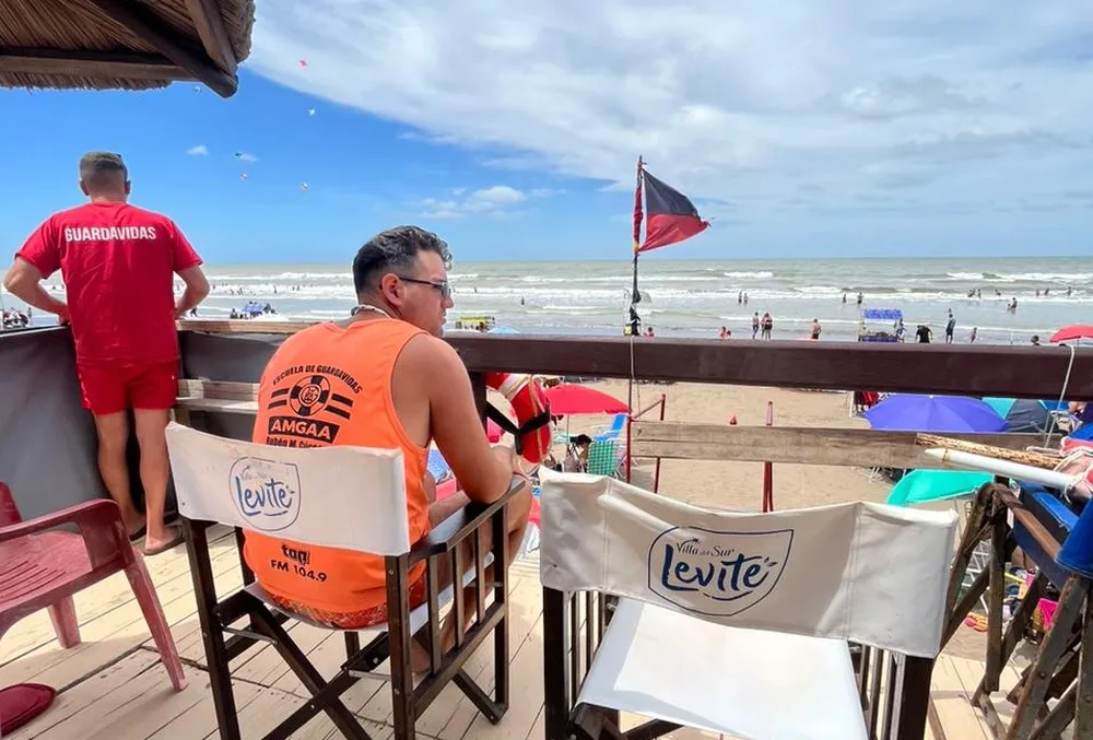 Playa y banderas en el mar: qué significa cada color