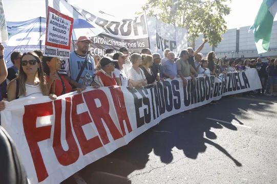 ATE, el Frente de Izquierda y las dos CTA marcharon por Venezuela y quemaron la bandera de Estados Unidos