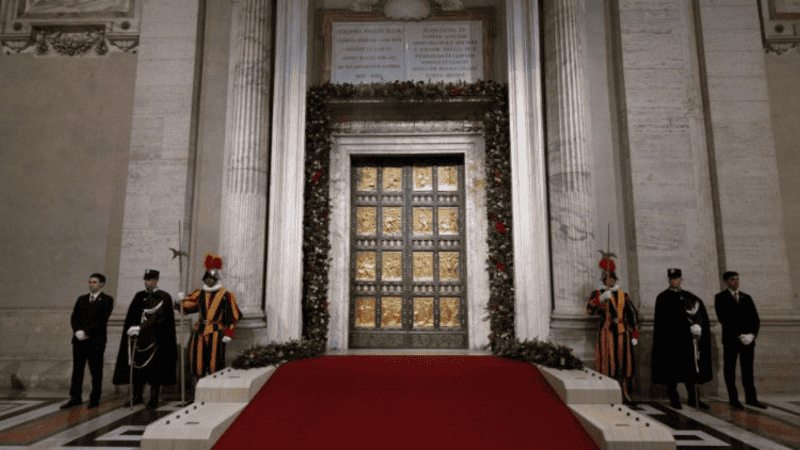 león XIV puerta santa vaticano