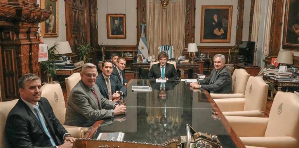 Milei recibió a directivos de una minera que promete invertir hasta USD 15.000 millones
