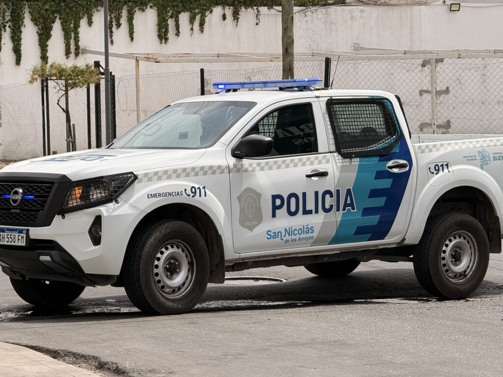 joven hostil control policial lesiones