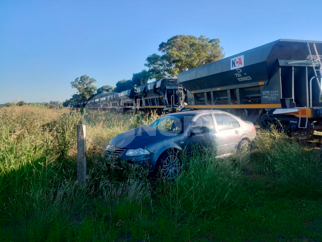 Un tren de carga embistió a un auto Volkswagen Bora en barrio Sironi