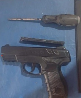 circulaba con réplica de arma fuego destornillador