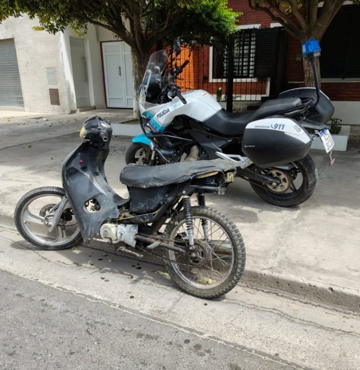 Detuvieron a un hombre con pedido de captura activa y a otro que circulaba en una moto robada