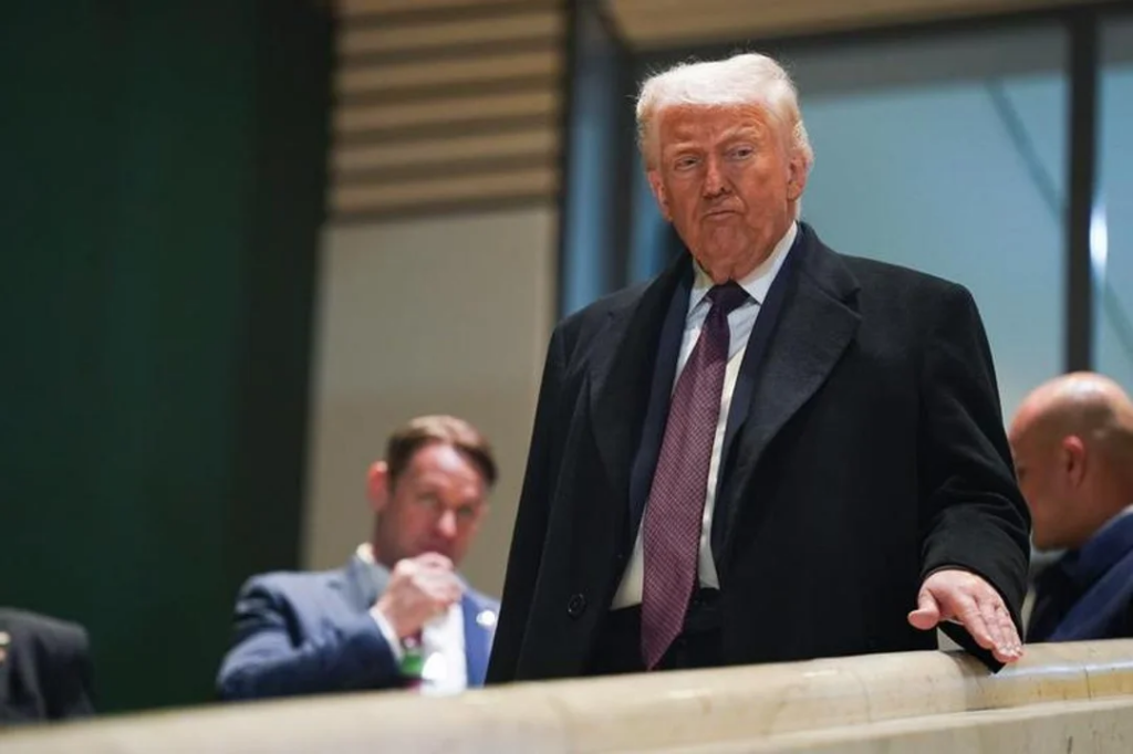Trump evalúa "escenarios de desescalada" de ataques masivos contra Irán