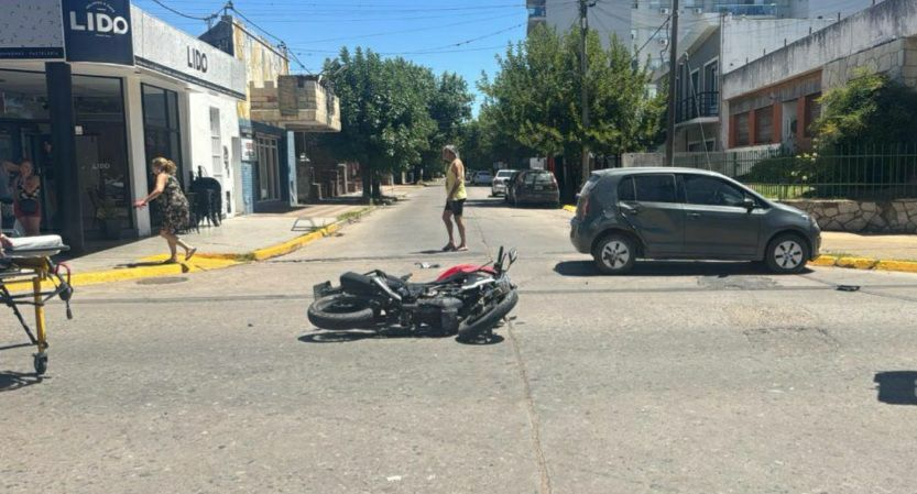Villa Ramallo: tres personas resultaron heridas en un accidente de tránsito entre un automóvil y una moto