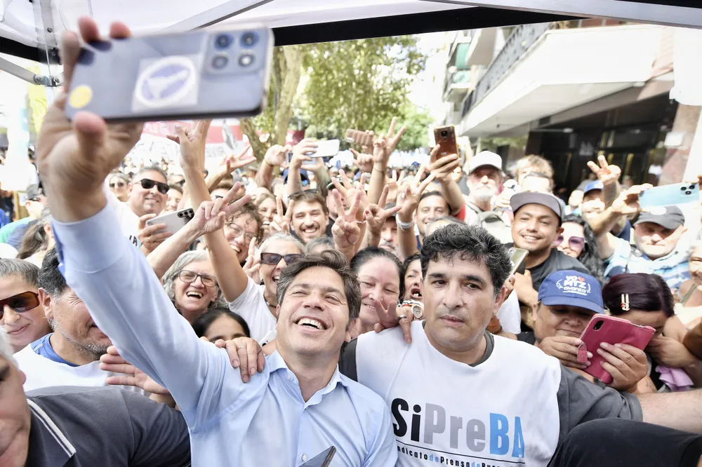 Kicillof fue el único gobernador en la Plaza y cuestionó a sus pares por la reforma laboral