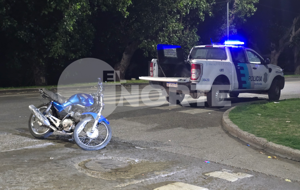 Un automóvil y una motocicleta impactaron en Av. Illia y Carbajo: dos jóvenes de 17 y 18 años heridos