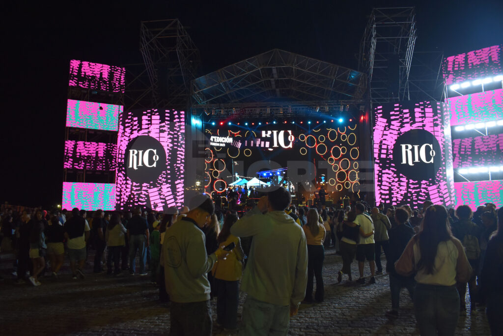 El Festival RICO inició su tercera noche con música y gastronomía en el Empedrado de la Costanera