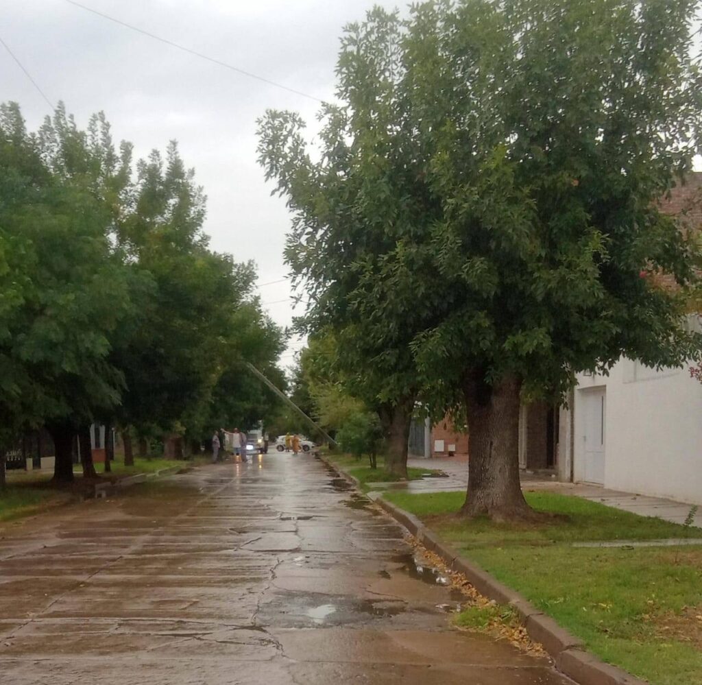 La tormenta derribó postes de luz y dejó sin servicio a un sector de Villa Ramallo