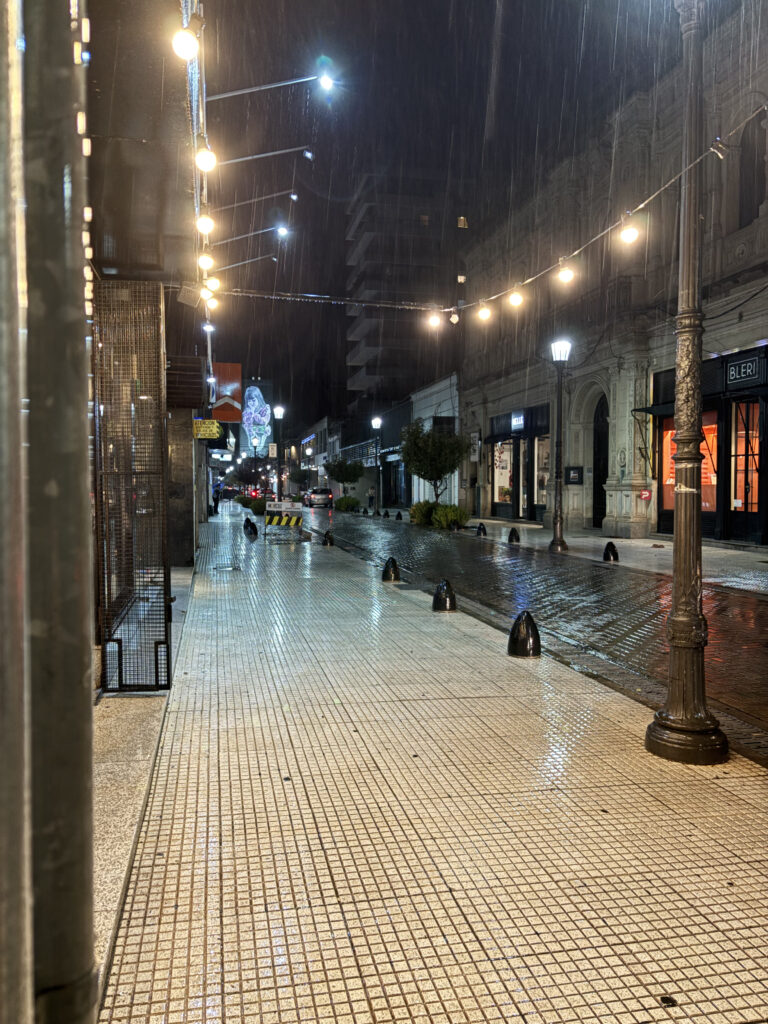 Sigue vigente la alerta amarilla por tormentas fuertes: prevén lluvias intensas y ráfagas de hasta 80 km/h