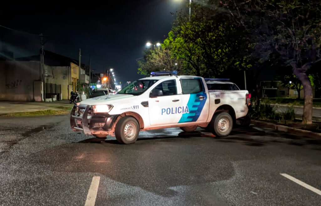Zona oeste: tres hombres armados interceptaron a una mujer, le robaron el auto y escaparon 