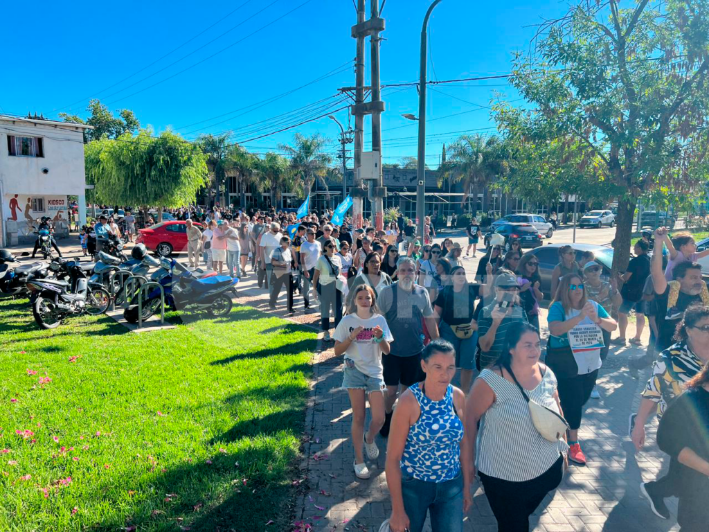 Una multitud se concentró en la plaza de los Inmigrantes por el Día de ...