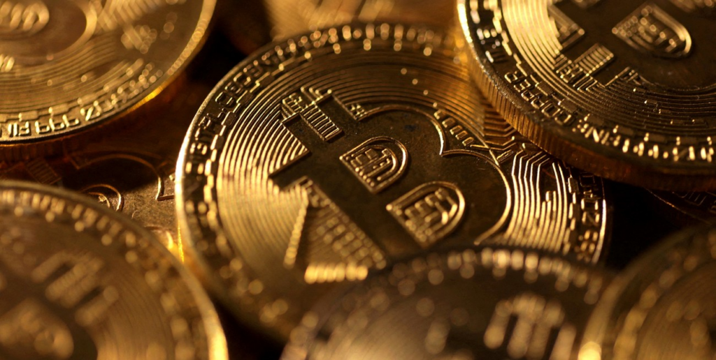 Bitcoin frena su racha alcista tras tocar los u$s76.000 y el mercado espera la decisión de la Fed
