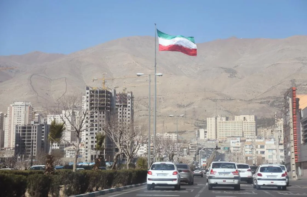 Irán cierra el Estrecho de Ormuz y amenaza con "prender fuego a cualquier barco que intente cruzarlo"