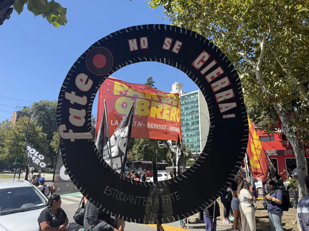 Trabajadores de FATE reclamaron en la Legislatura una ley para evitar el cierre de la planta