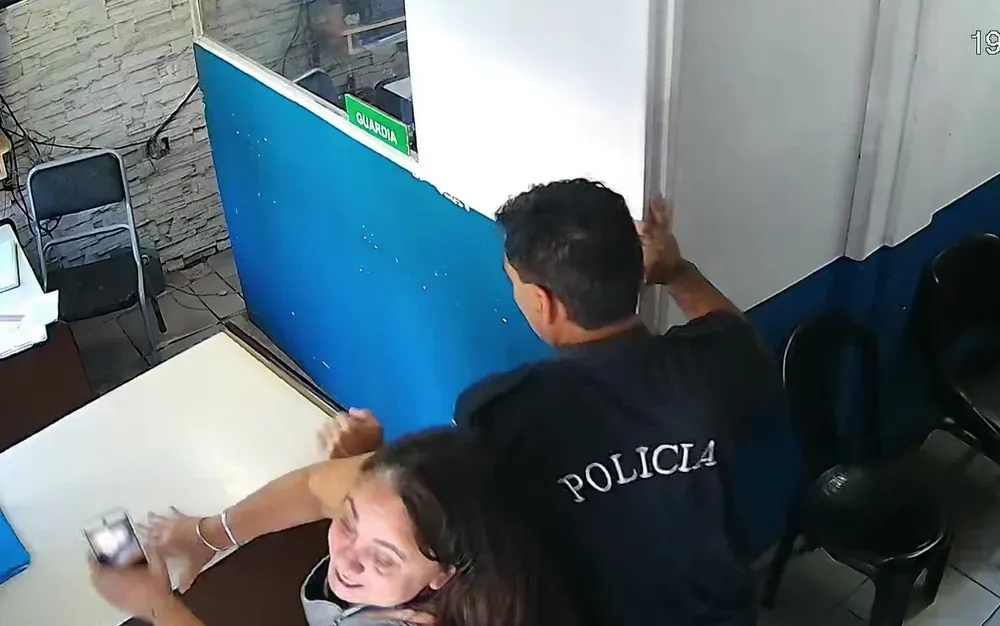 Mar del Plata: un policía fue desafectado tras insultar y empujar a una mujer por no querer tomarle una denucia