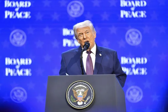 Trump autoriza levantamiento temporal de sanciones al crudo iraní